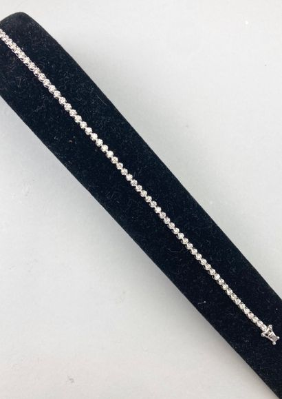 null Bracelet rivière en or blanc 18k formé d'une ligne de diamants pesant 1,50cts...