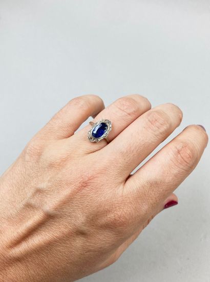 null An 18k gold ring set with a 1.47ct natural sapphire in a geometrical pattern...