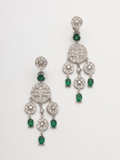 null Pair of 18k white gold candlestick earrings holding diamond motifs and 4 emeralds...