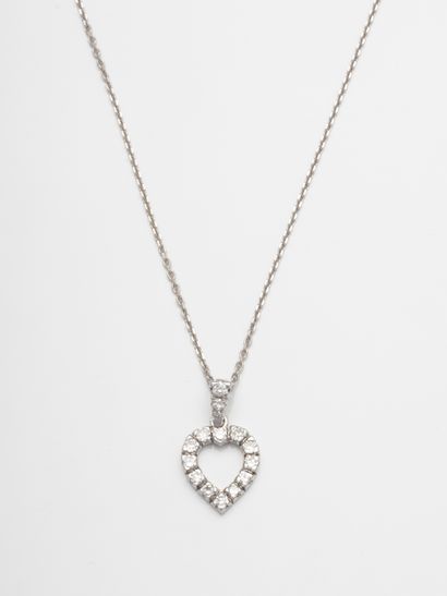 null 18k white gold openwork heart pendant, entirely paved with diamonds. With a...