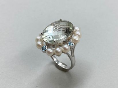 null Flower ring in 18k white gold centered on a large oval green amethyst in a circle...