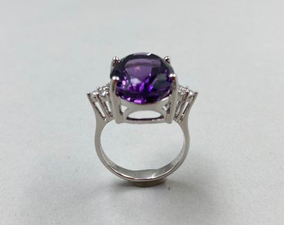 null Ring in 18k white gold set with a large amethyst of 10ct approximately, with...