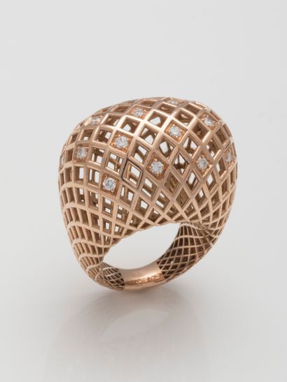 null 9k rose gold ring with openwork setting studded with diamonds.

TDD : 54,5/55....