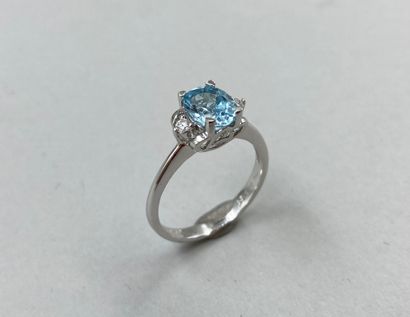 null 18k white gold ring set with a topaz and two diamonds.

Gross weight: 3gr. TDD...