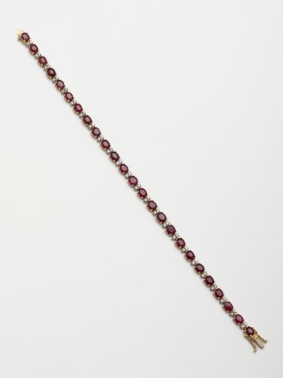 null Two tone 18k gold bracelet formed by a line of rubies alternated with diamonds....