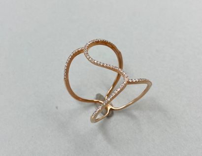 null Fine 18k rose gold ring formed of moving lines, diamond on the top.

Gross weight:...