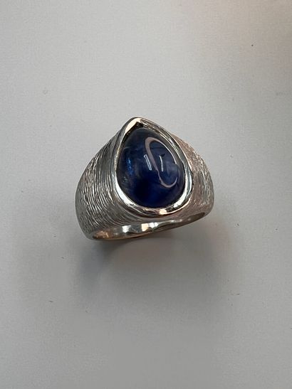 null 18k white gold men's ring set with a 12ct pear cut blue sapphire cabochon. Modern...