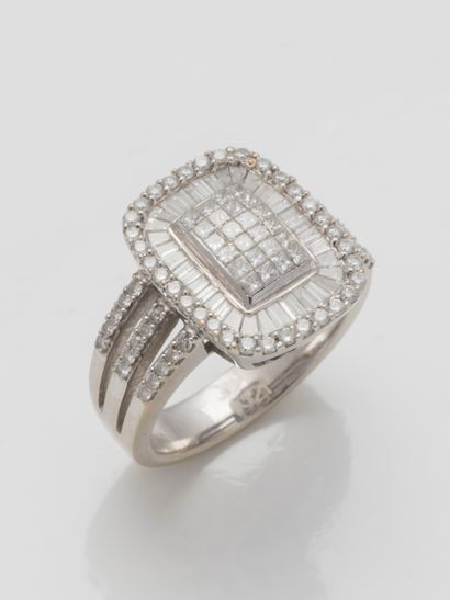 null Rectangular ring with rounded edges in 18k white gold with a diamond pavement...