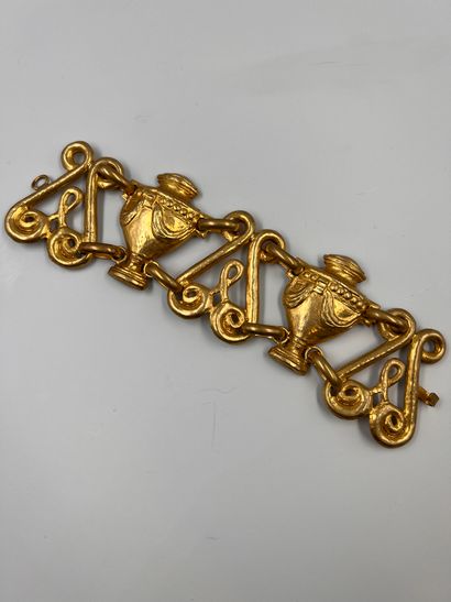 null ROCHAS Paris

Bracelet en métal doré à décor d'amphores alternées d'entrelacs....