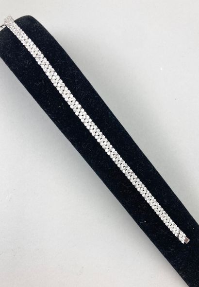 null Bracelet ruban en or gris 18k formé d'une ligne de motifs triangulaires sertis...