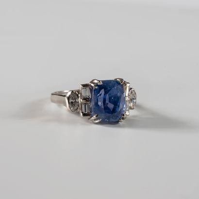 null 
18k white gold ring set with a natural Ceylon sapphire of 5.06cts, 4 baguette...