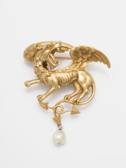 18k yellow gold brooch representing a winged...