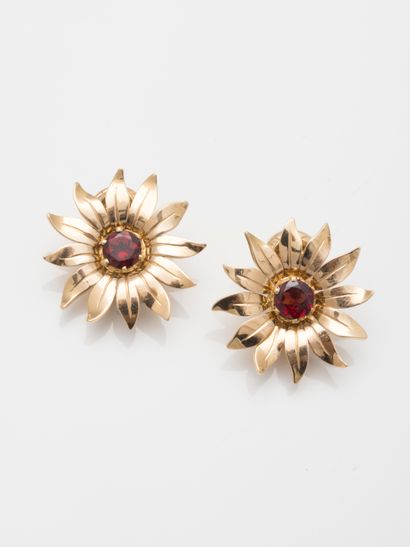 null Pair of 18k yellow gold flower ear clips centered with a garnet. 

Work in the...