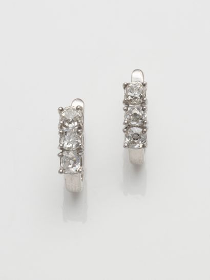 null Pair of earrings in 18k white gold each set with three diamonds for 1.20cts...