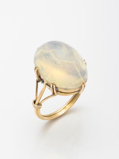 null Ring in 18k yellow gold with an oval moonstone cabochon. 

Gross weight: 3,9gr....