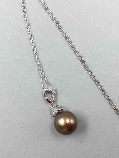 null 18k white gold pendant holding a chocolate Tahitian pearl topped by a triangle...