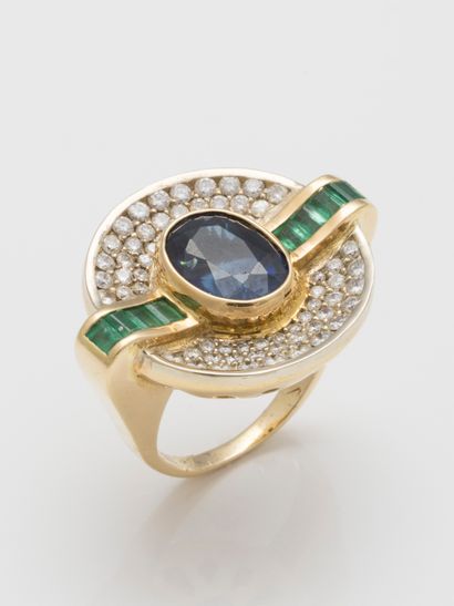 null Important modernist ring in 18k yellow gold paved with diamonds, in the center...