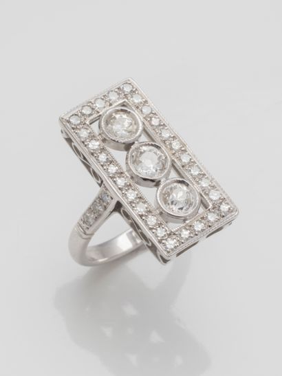 null Rectangular openwork platinum ring set with three half-cut brilliant diamonds...