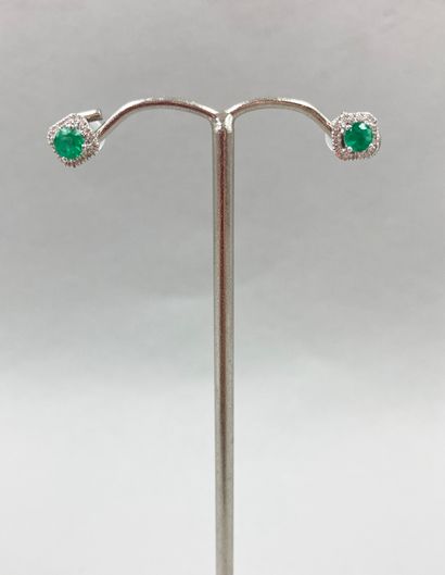 null Pair of earrings in 18k white gold, each with a diamond pattern centered on...