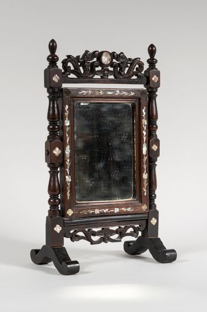 CHINA, Late 19th century

Psyche mirror

End...