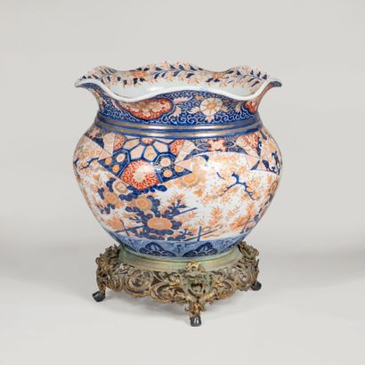 null JAPON, fin XIXè siècle 

Important cache-pot en porcelaine Imari. La panse à...
