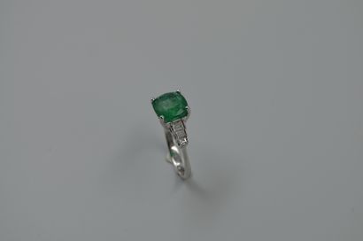 null 18k white gold ring set with a 3cts emerald and six baguette-cut diamonds. 

Gross...