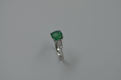 null Bague en or blanc 18k ornée d'une émeraude de 3cts environ accostée de six diamants...