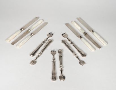 null Lot including : 

- Six silver and silver forks for oysters with a figured net...