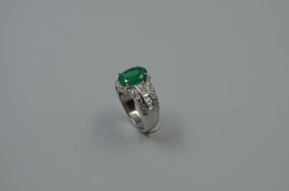 null 18k white gold ring set with an emerald of about 2.75cts and three lines of...
