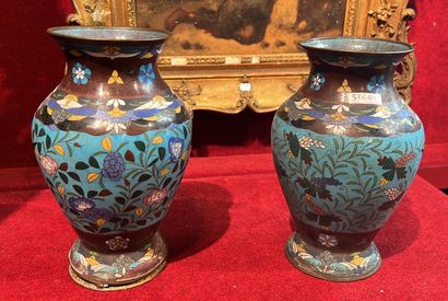 null 
Japon, XXeme siècle.

Deux vases balustres à décor d’oiseaux et fleurs sur...