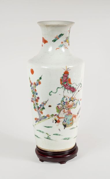 CHINE, époque Yonzheng (1677-1736)

Vase...