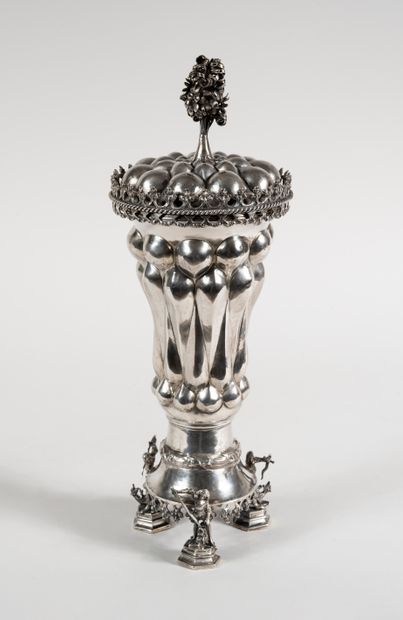 null POKAL in silver. 

The body is decorated with motifs alternating ribs and besants...