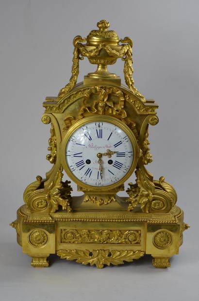 
Important clock in chased and gilded bronze,...