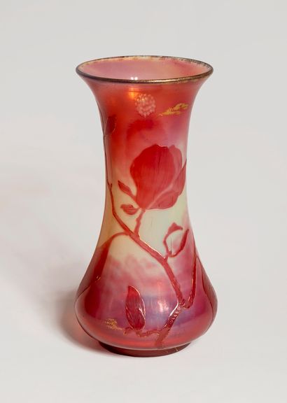 null DAUM NANCY

Vase de forme évasée en verre multicouche rose et opalescent à décor...