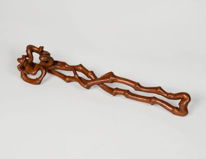 null CHINA, 20th century

Sceptre in imitation of bamboo in twisted carved wood....