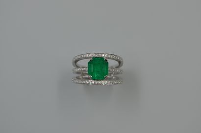 null Ring in 18k white gold with three lines of diamonds setting a square emerald...