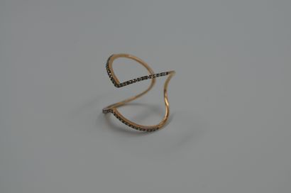 null 18k rose gold ring set with two lines of diamonds in the shape of an arrow....