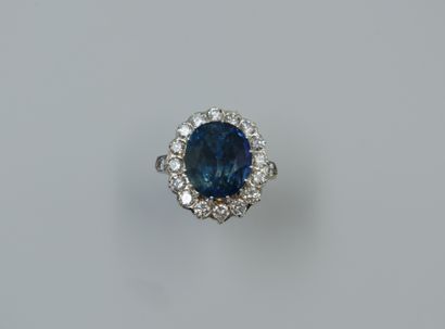 null 18k white gold ring set with a large oval sapphire of 17cts in a setting of...