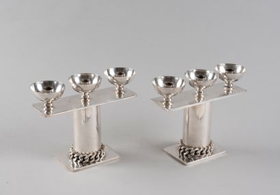 null Jean DESPRES (1889-1980)

Pair of candelabras in silver plated metal with three...