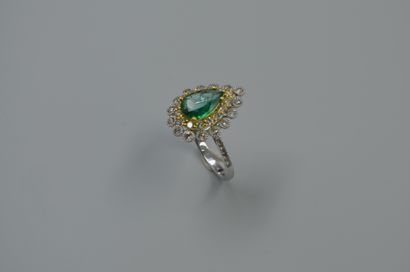 null An 18k white gold pear-shaped ring with a 1ct pear-shaped emerald surrounded...