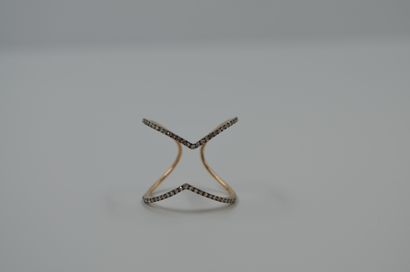 null 18k rose gold ring set with two lines of diamonds in the shape of an arrow....