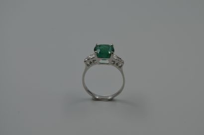 null 18k white gold ring set with a 3cts emerald and six baguette-cut diamonds. 

Gross...