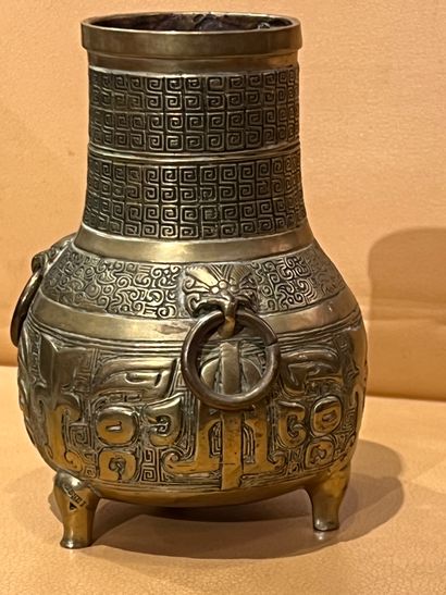 null 
SUSSE FRÈRES. Vase tripode a panse et haut col en bronze doré ciselé à decor...