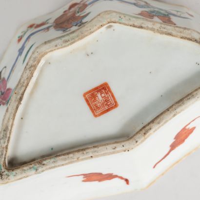 null CHINE, XIXè siècle 

Paire de coupelles en porcelaine polylobée à décor de sages...