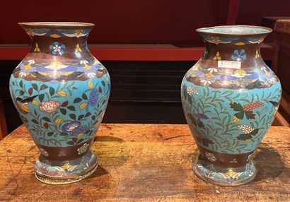 null 
Japon, XXeme siècle.

Deux vases balustres à décor d’oiseaux et fleurs sur...