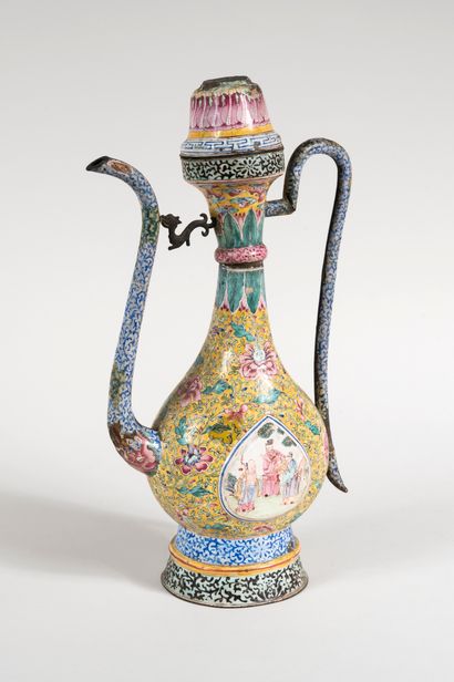 
Guandong, 18th century




Ewer decorated...