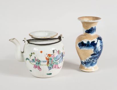 null CHINA, 19th and 20th century

Lot including :

- A kwan Yin in China white on...