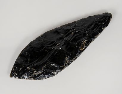 null Grande pointe d'obsidienne taillée, dans le style des couteaux sacrificiels...