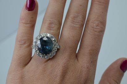 null 18k white gold ring set with a large oval sapphire of 17cts in a setting of...