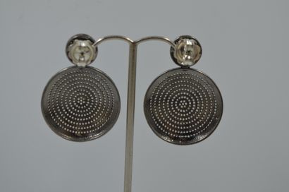 null Pair of circular silver earrings entirely paved with diamonds. 

Gross weight...